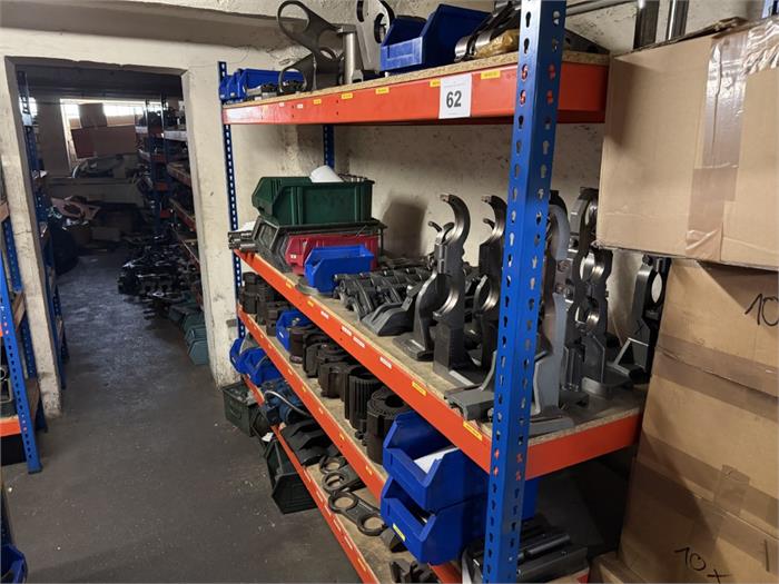 Posten Metallregale ohne Inhalt